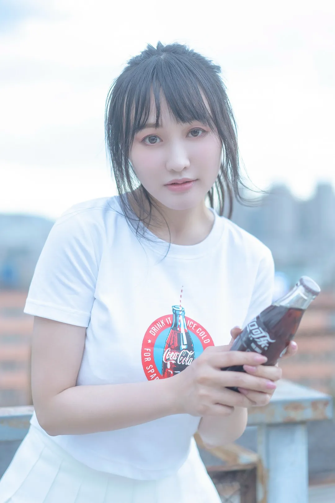 摄影线索阶段性整理 黑发刘海人物穿白色可乐印花短袖并手持玻璃瓶的户外人像