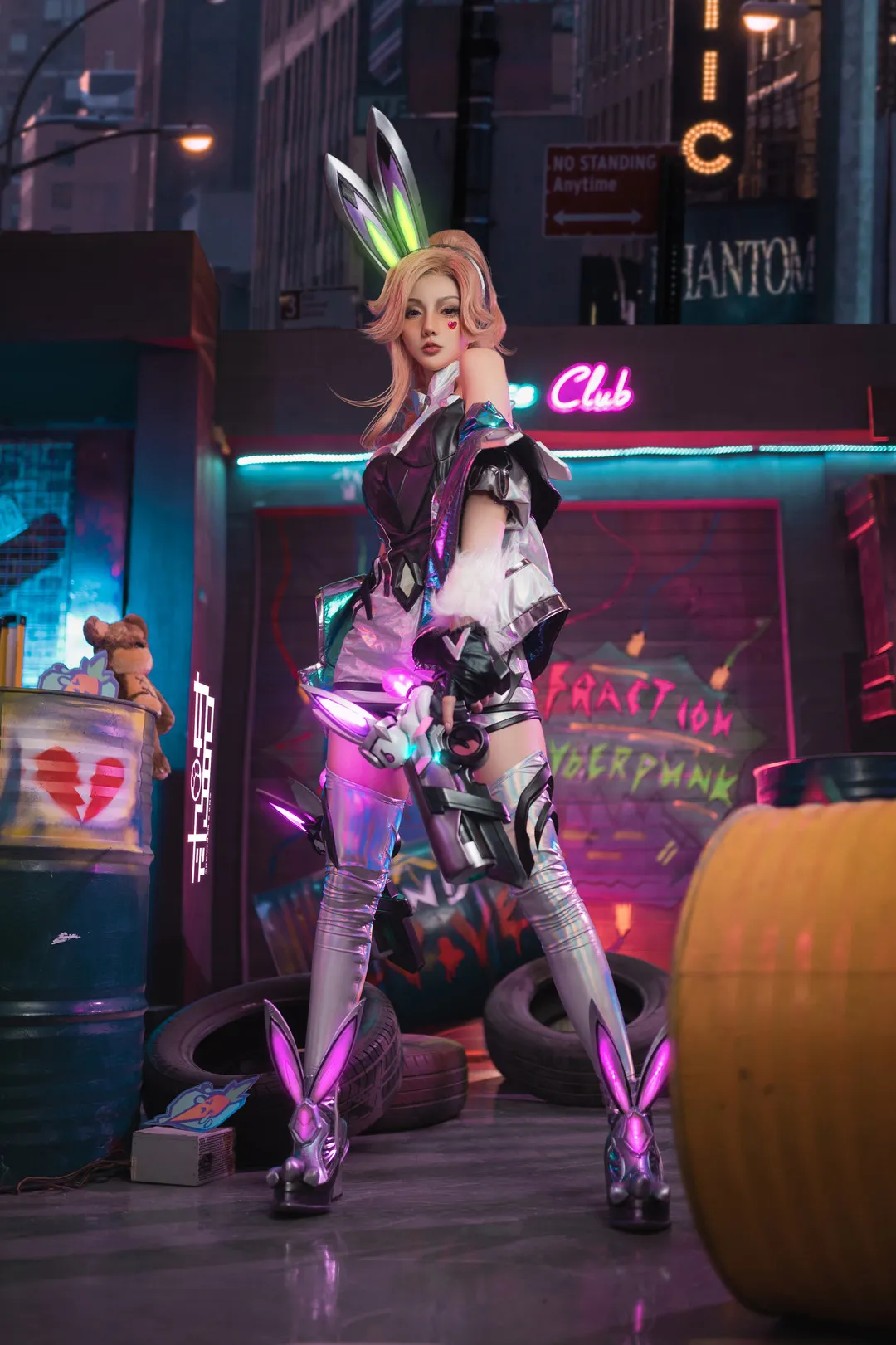 cosplay摄影系列归档 人物穿着未来风格角色服装站在夜景布景中的照片