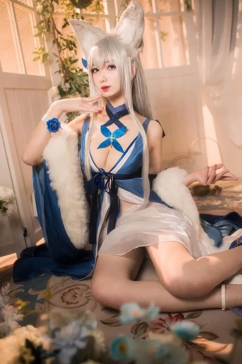 cosplay写真视觉图集归档 蓝白色角色服装与室内场景照片