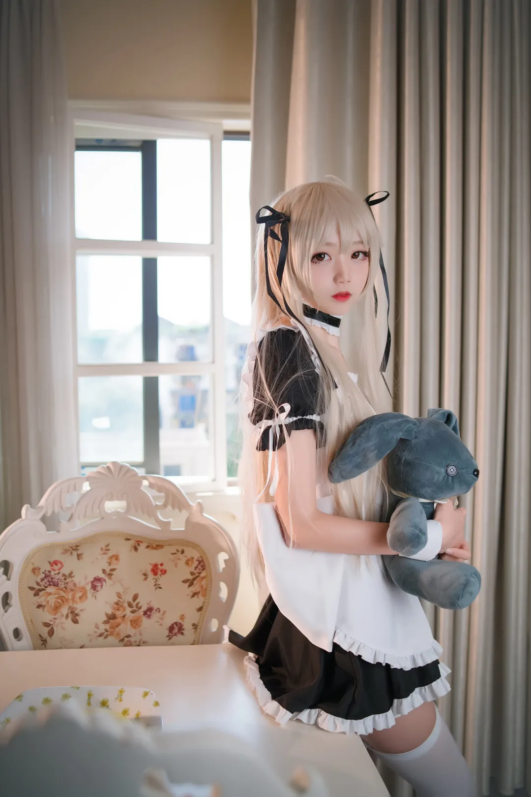 cosplay摄影作品与系列视觉归档 白色假发与黑白服装室内摄影