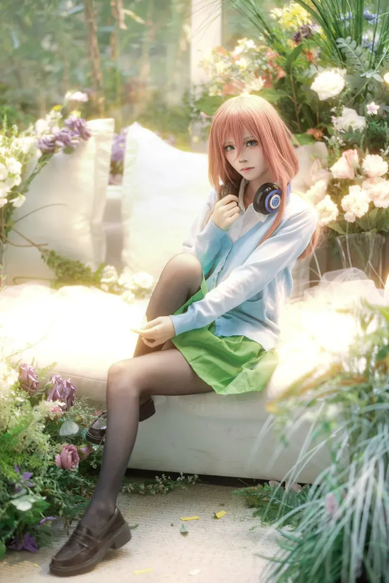 cosplay写真视觉系列归档 浅色花卉背景中的粉色发色角色坐姿照片