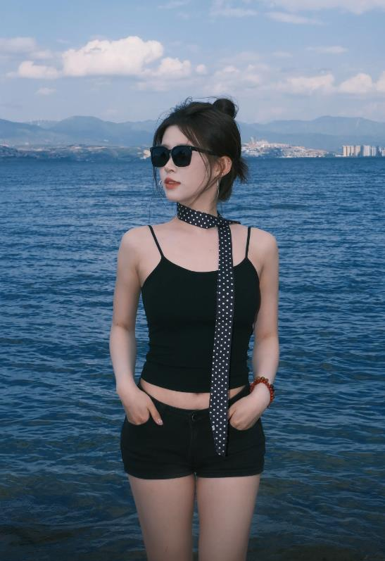 摄影系列线索阶段性整理 海边场景黑色服装造型照片
