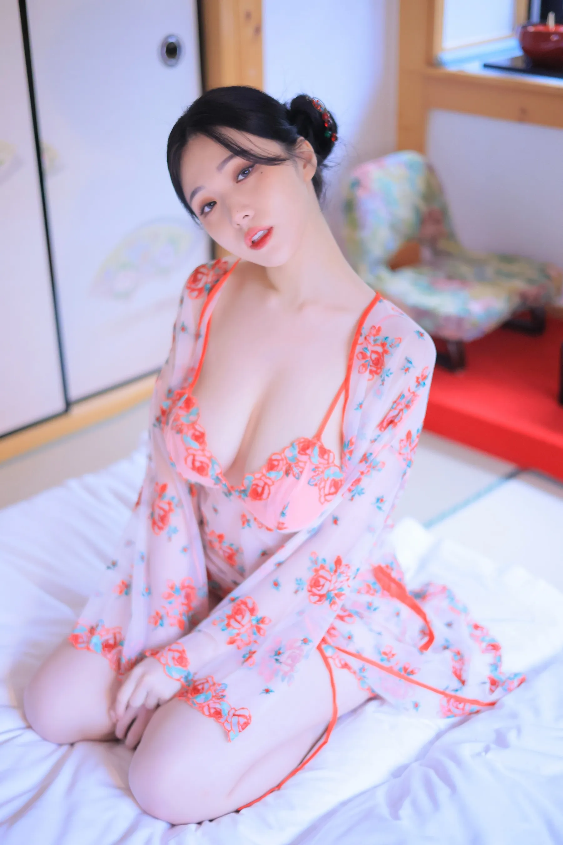 摄影系列线索整理 花纹服装与室内坐姿构图