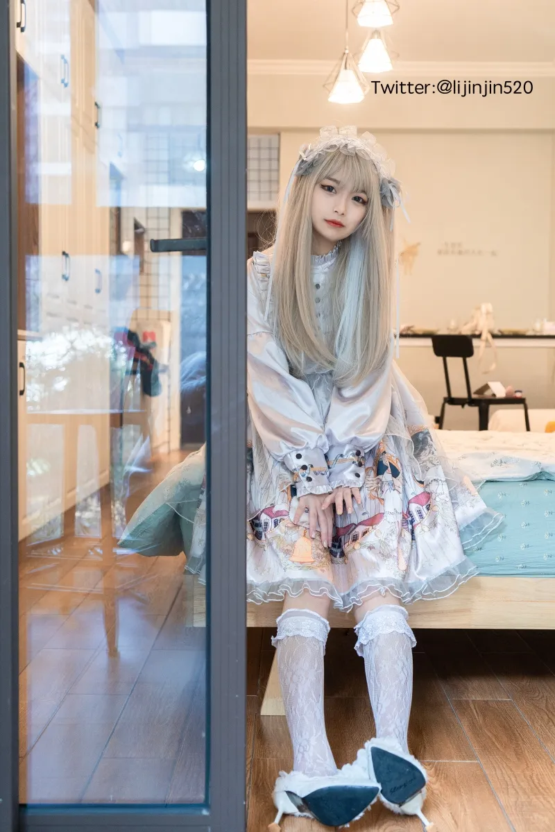 写真作品目录与摄影系列归档 白色服装室内摄影画面