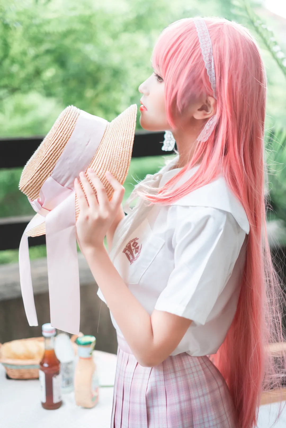 摄影系列作品归档与视觉风格记录 粉色长发搭配白色制服风服装的户外写真