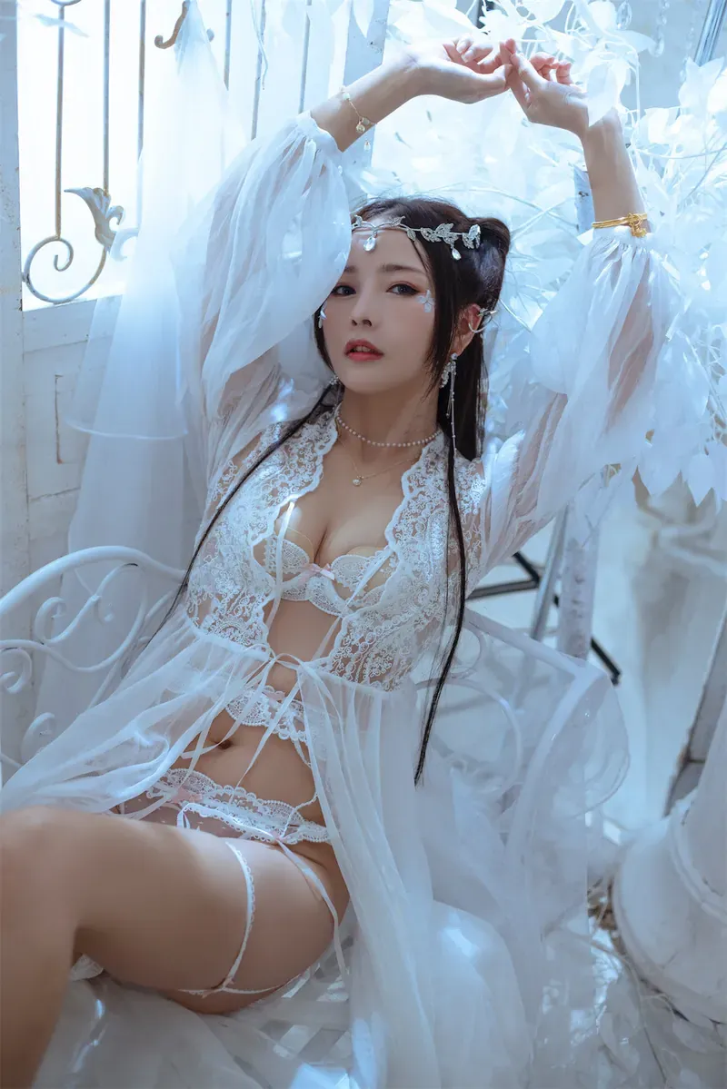 摄影系列与作品目录归档 白色服装造型搭配浅色室内背景的照片
