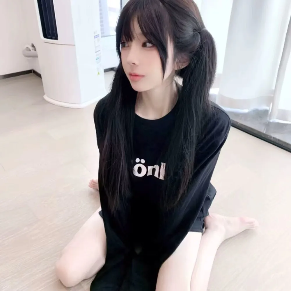 摄影系列线索与作品归档 公开图片中的长发造型与黑色服装视觉