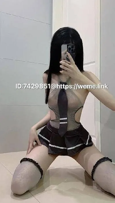 摄影系列线索整理 人物坐在室内地面空间中进行自拍的造型照片
