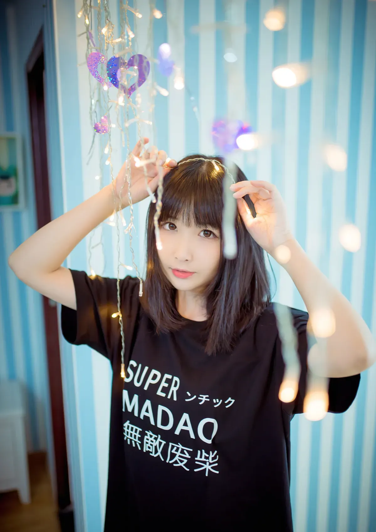 cosplay摄影系列作品归档与视觉风格整理 黑色服装室内灯光装饰背景照片