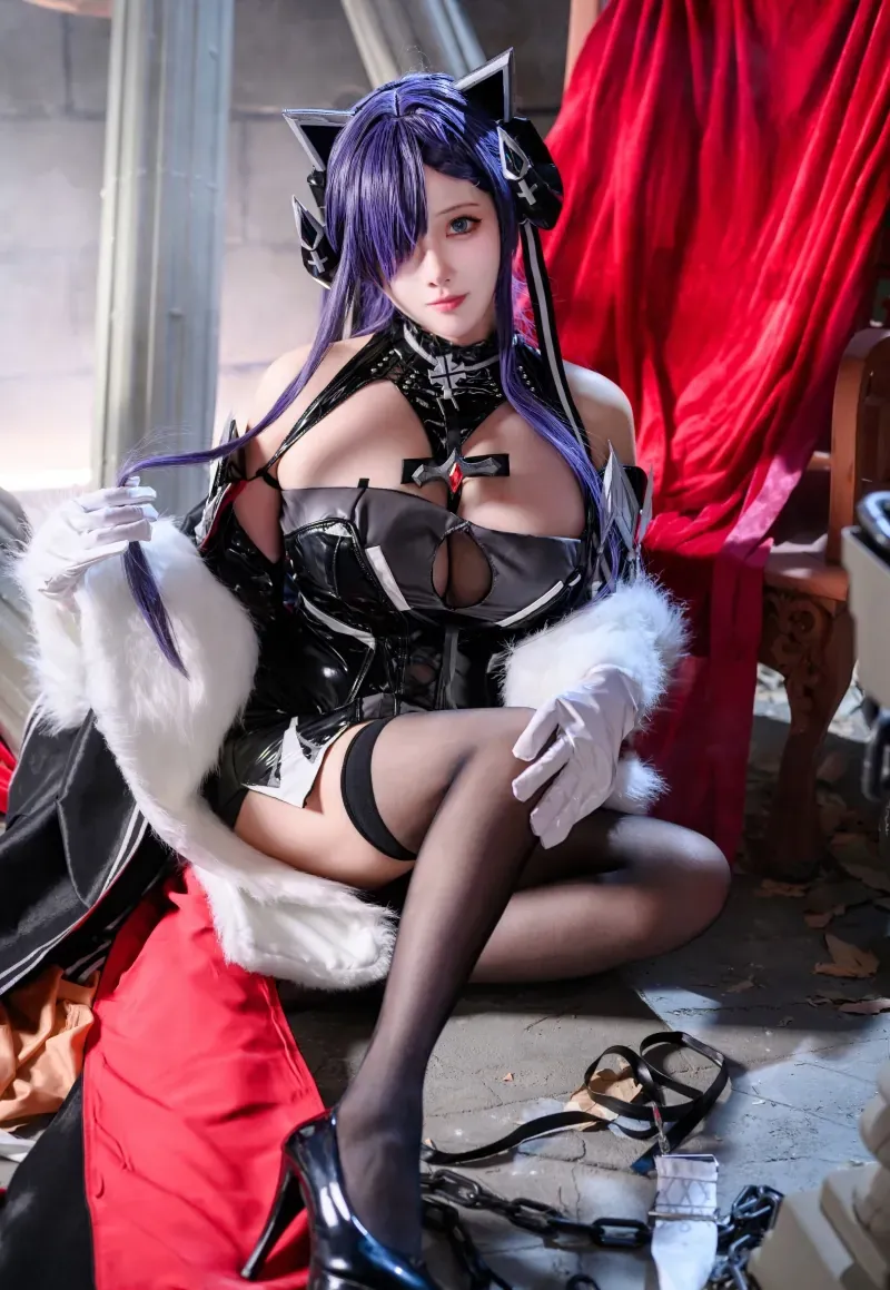 作品机构与系列归档整理 九言Cosplay公开目录线索 九言黑色服装造型照片,红色背景下的角色摄影