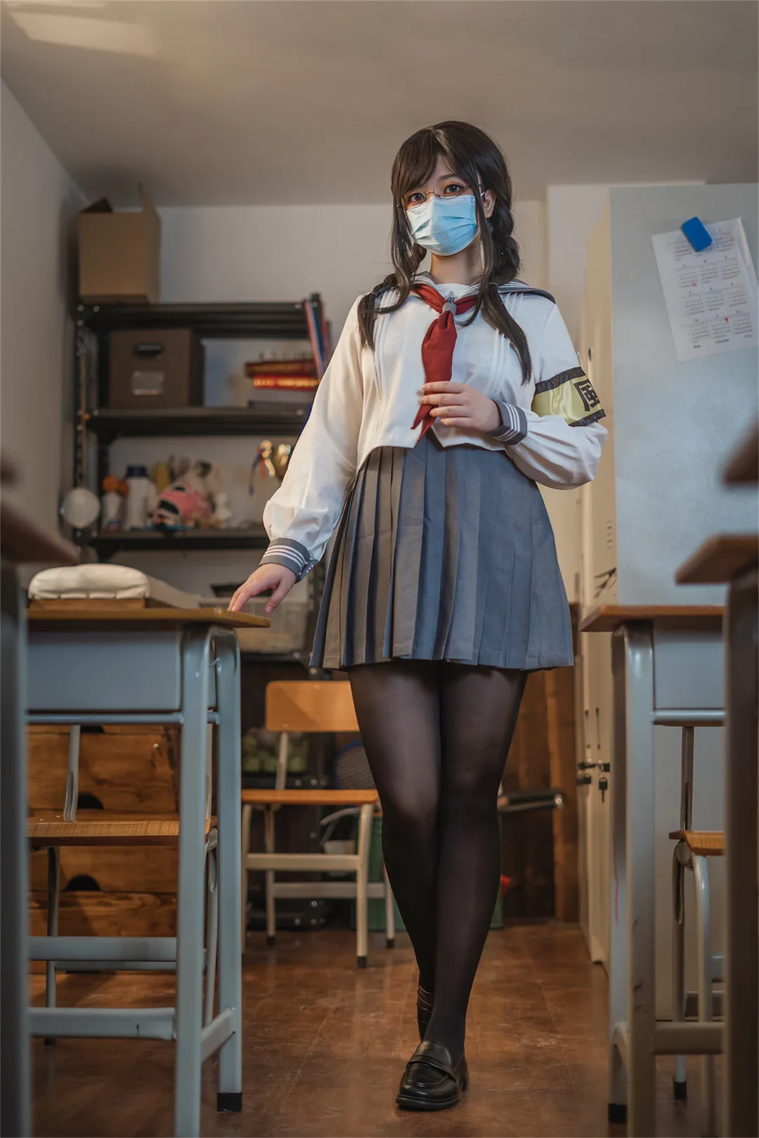 角色摄影系列与作品归档 穿校园风制服站在室内空间中的角色照片