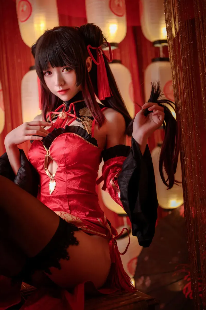 cosplay 摄影系列作品归档 红色服装造型与灯笼背景摄影画面