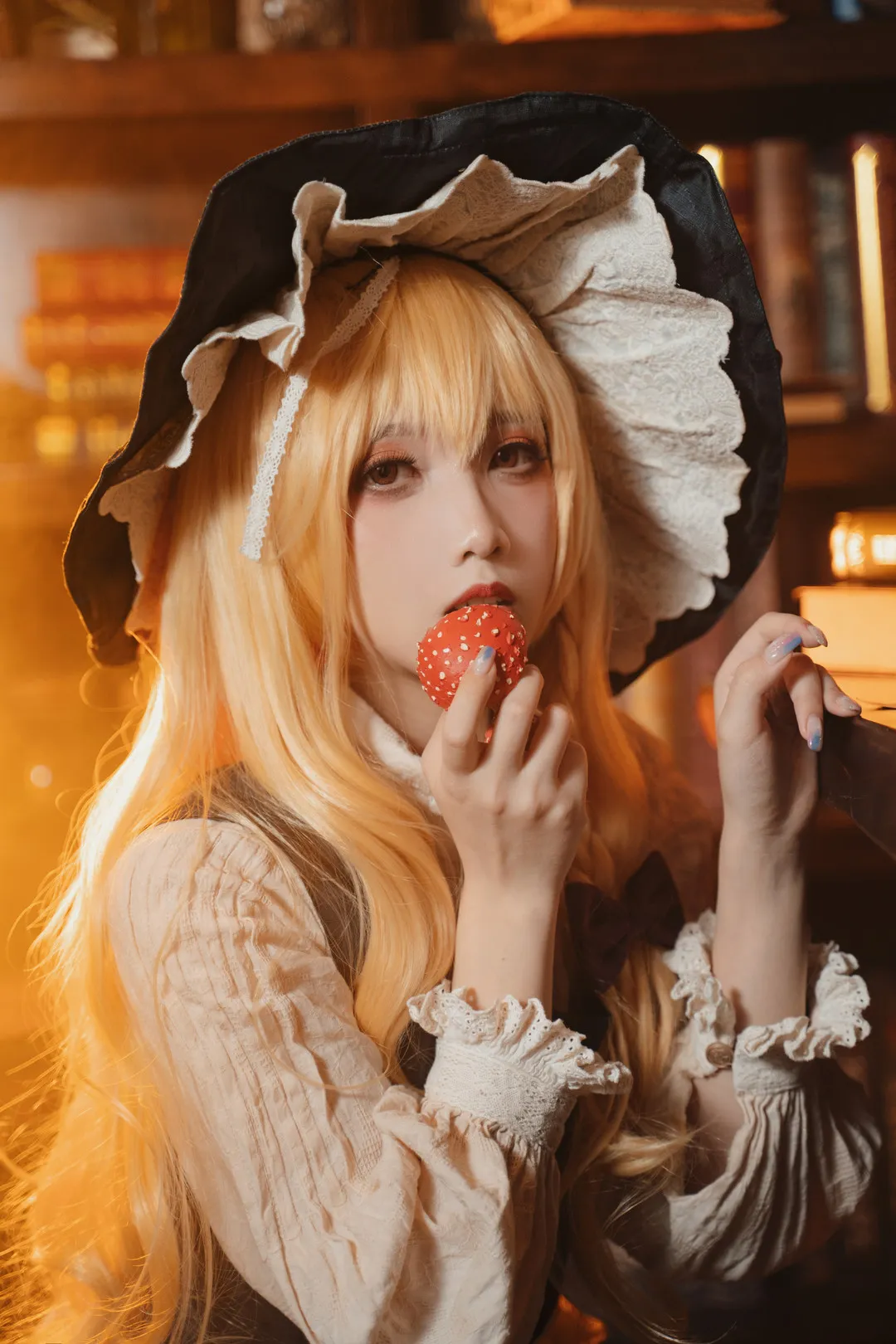 cosplay 写真视觉图集导读与摄影系列归档 金色长发黑色宽檐帽魔女风格cosplay造型