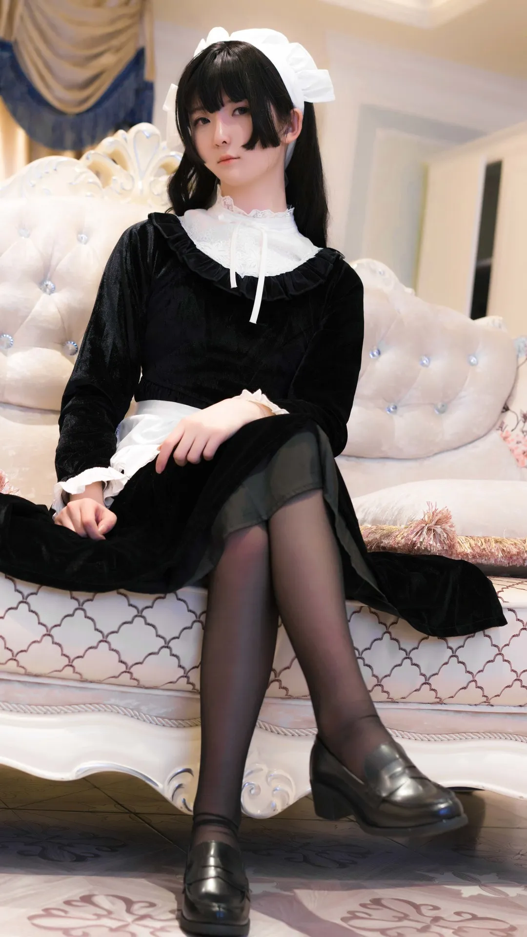 摄影线索阶段性整理 黑色长发人物穿黑白女仆式服装坐在浅色雕花沙发上，以室内全身构图呈现裙装和鞋袜搭配