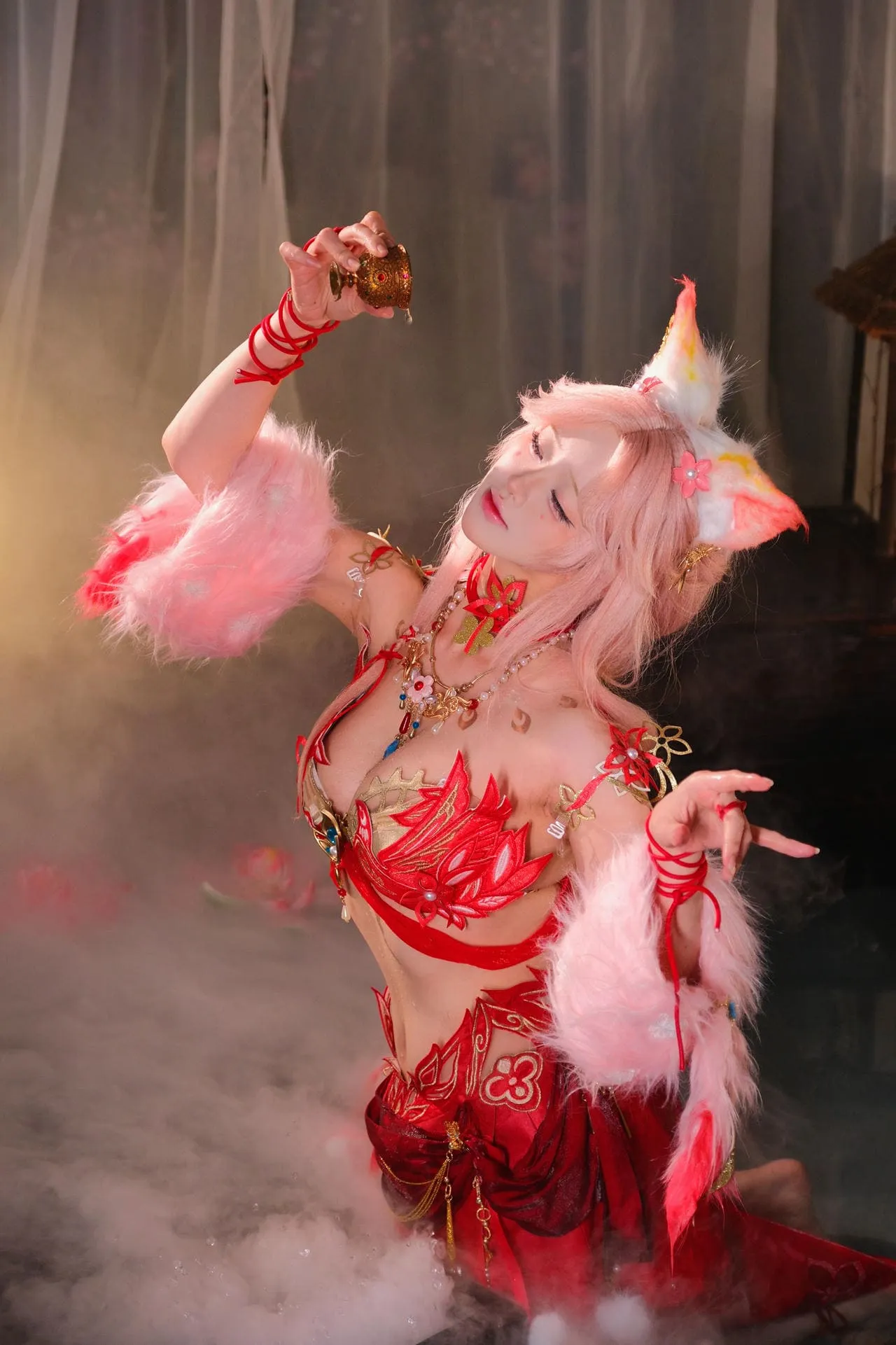 cosplay摄影系列与视觉风格归档 红色角色服装搭配烟雾和暗色背景的摄影画面