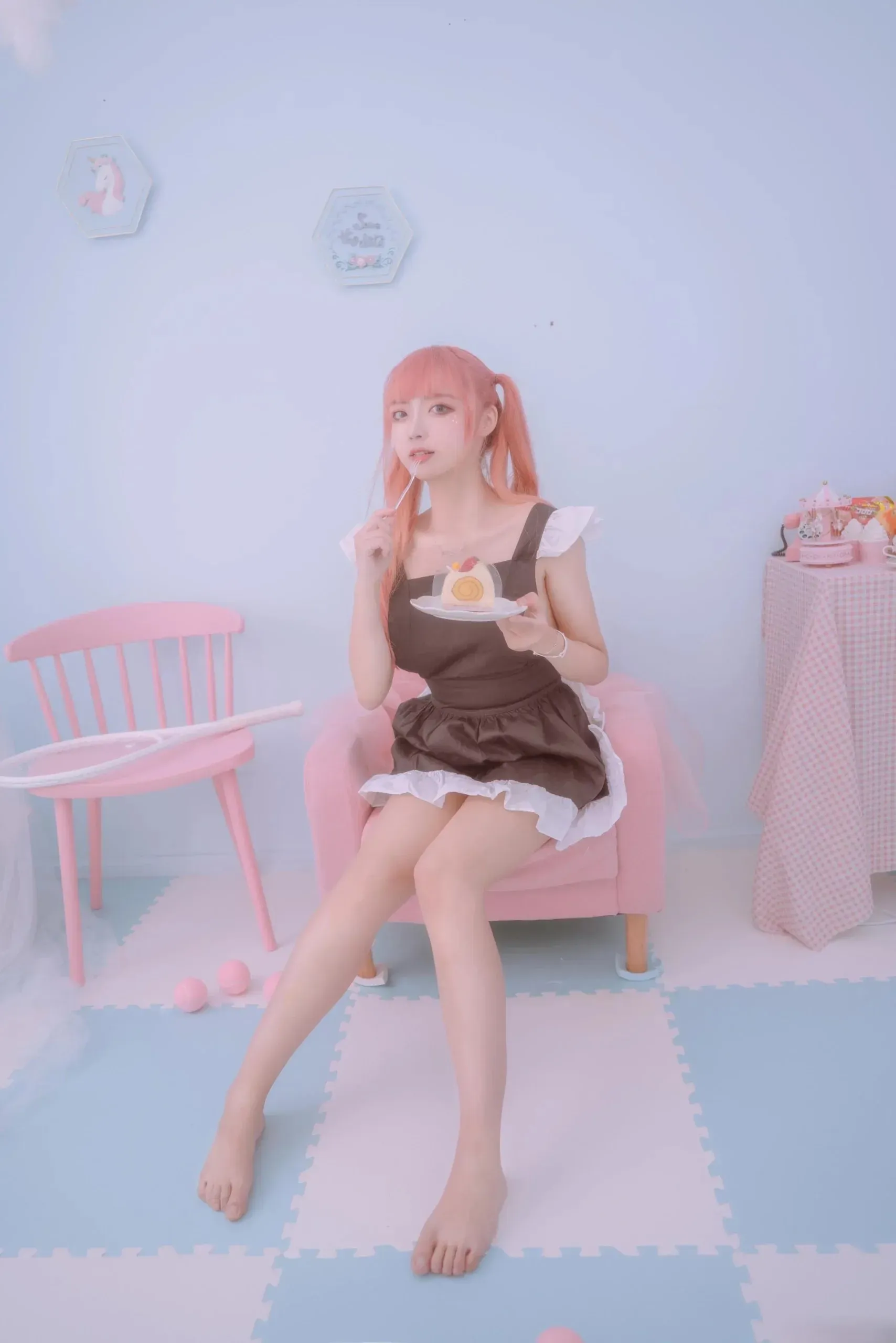 摄影系列作品归档与视觉风格整理 公开作品中的粉色背景服装造型