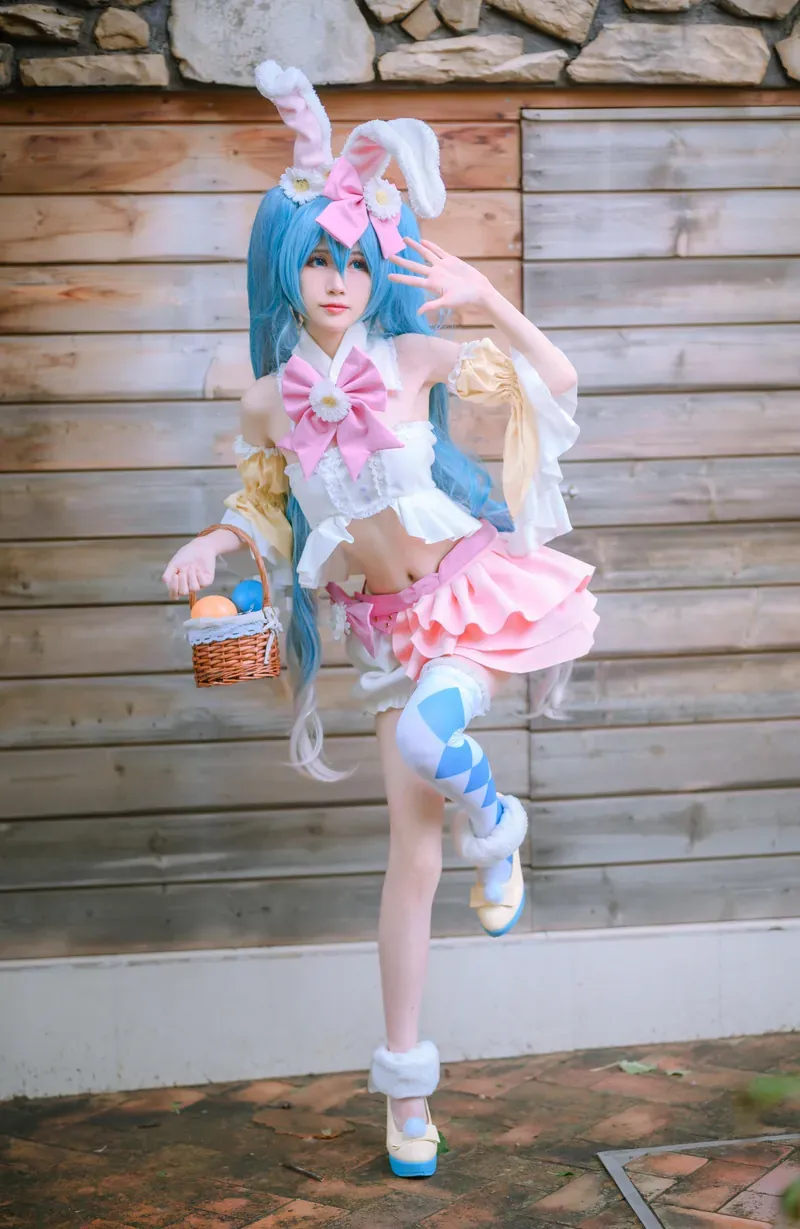 cosplay摄影系列视觉风格归档 蓝色假发兔耳造型的户外Cosplay全身照片
