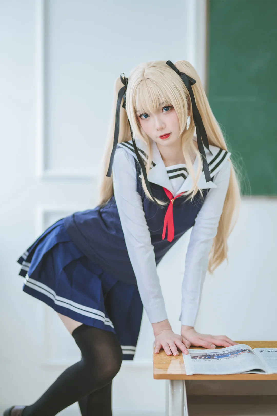 cosplay摄影作品与视觉系列归档 校园制服造型与教室空间结合的Cosplay画面