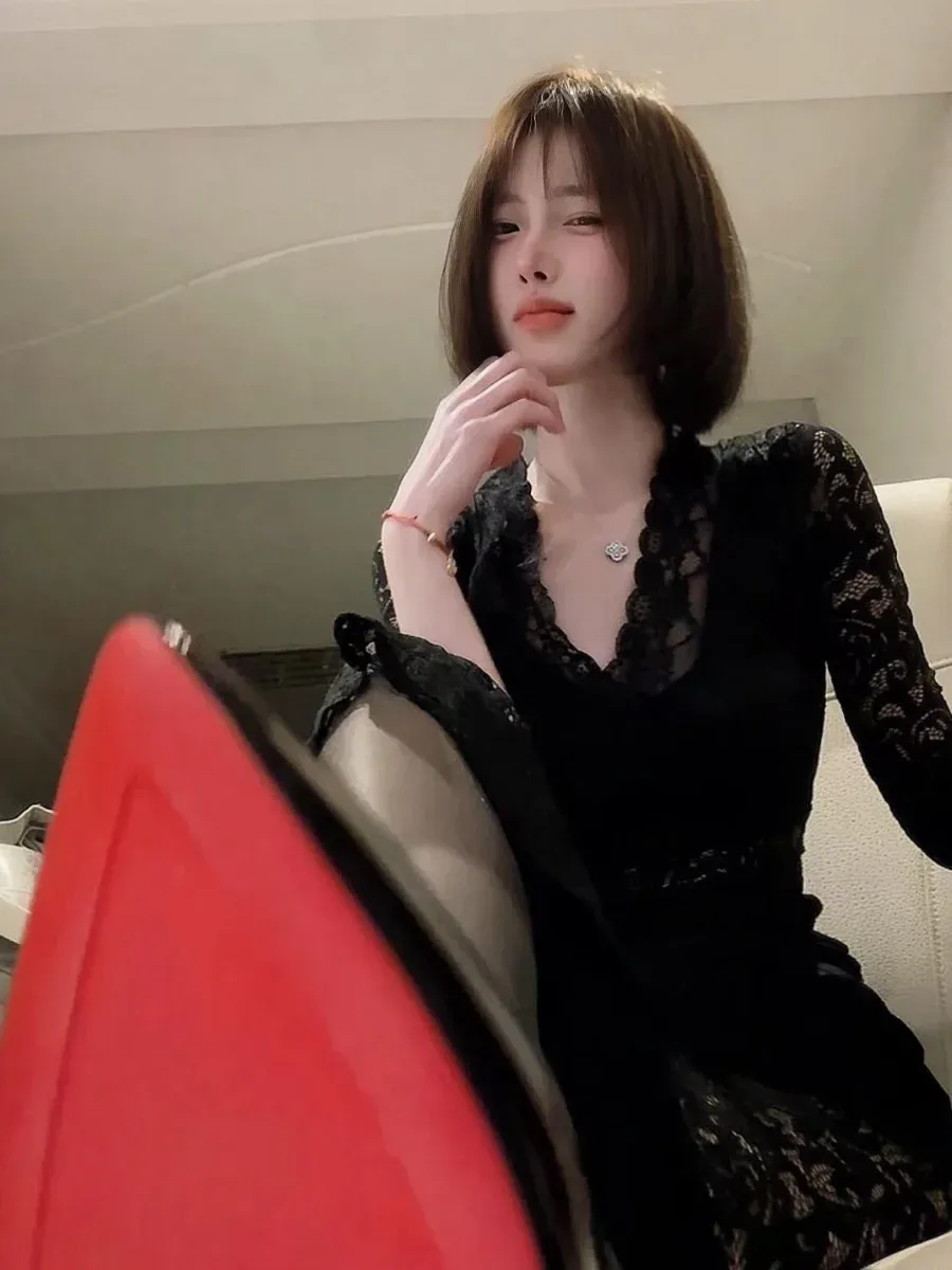 写真作品目录与视觉系列归档 穿黑色服装坐在室内空间中的照片