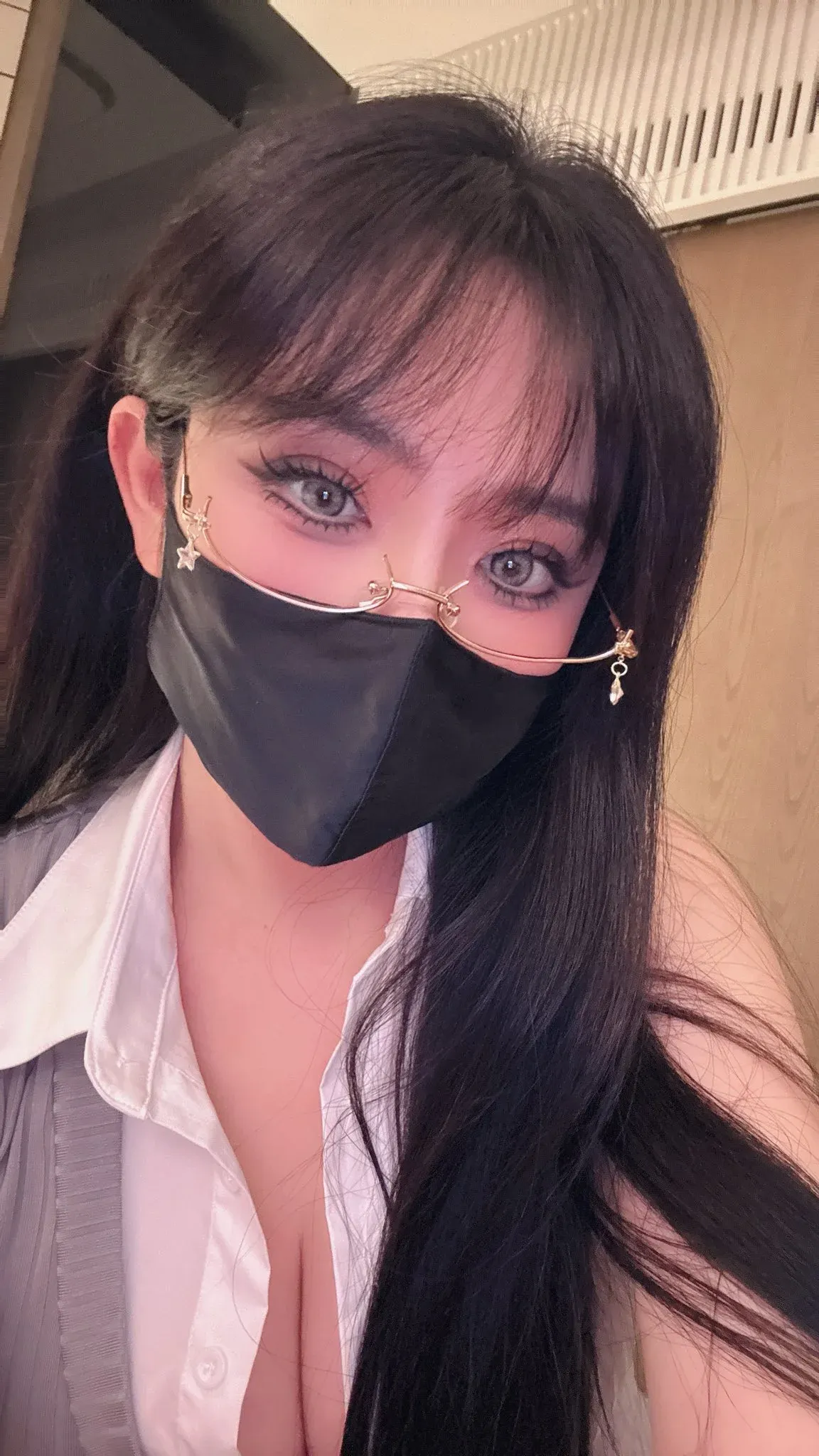 摄影系列线索整理 黑色长发人物佩戴黑色口罩和装饰眼镜的室内近景照片