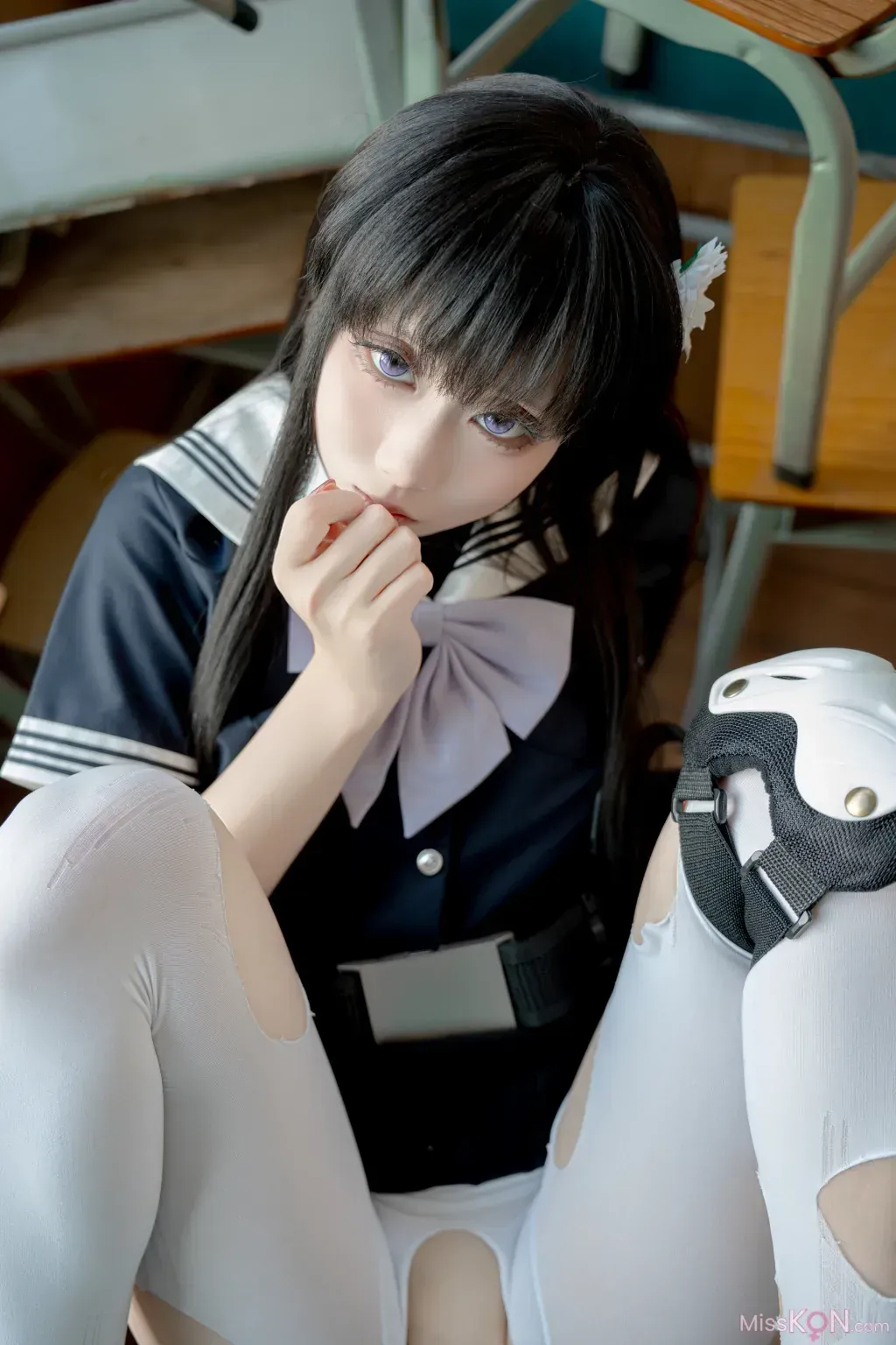 摄影线索阶段性整理 黑色长直发配水手服造型，在课桌椅之间采用近距离俯拍构图