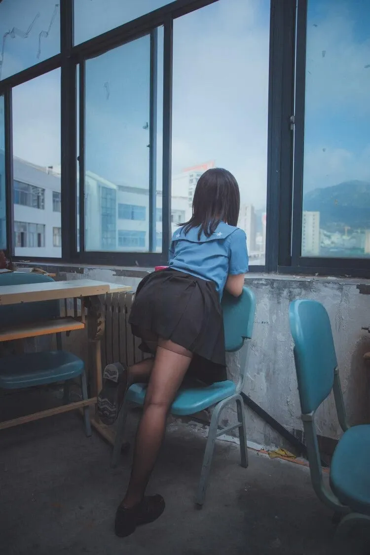 COS作品与视觉系列归档 教室窗边蓝色上衣黑色裙装照片