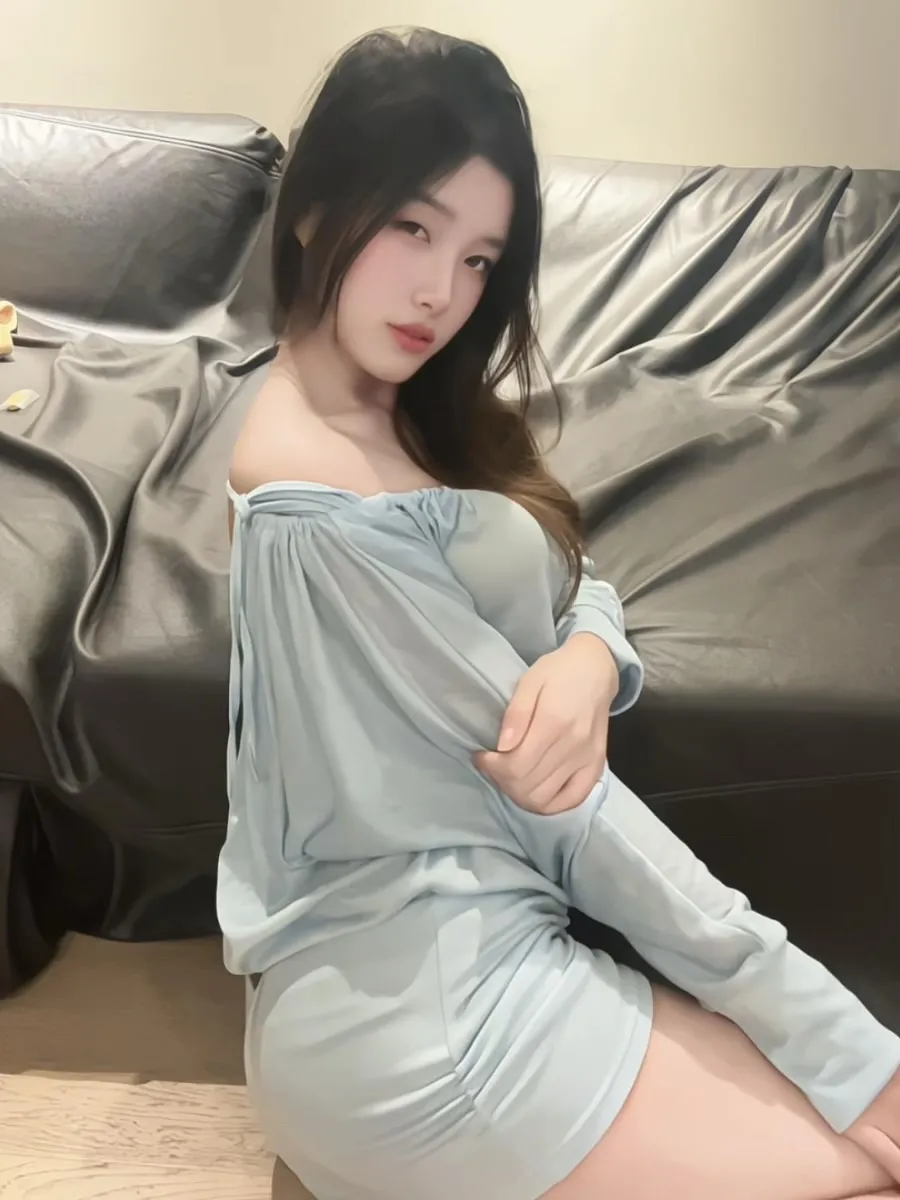 写真作品目录与摄影系列归档 长发浅色服装室内坐姿造型照片
