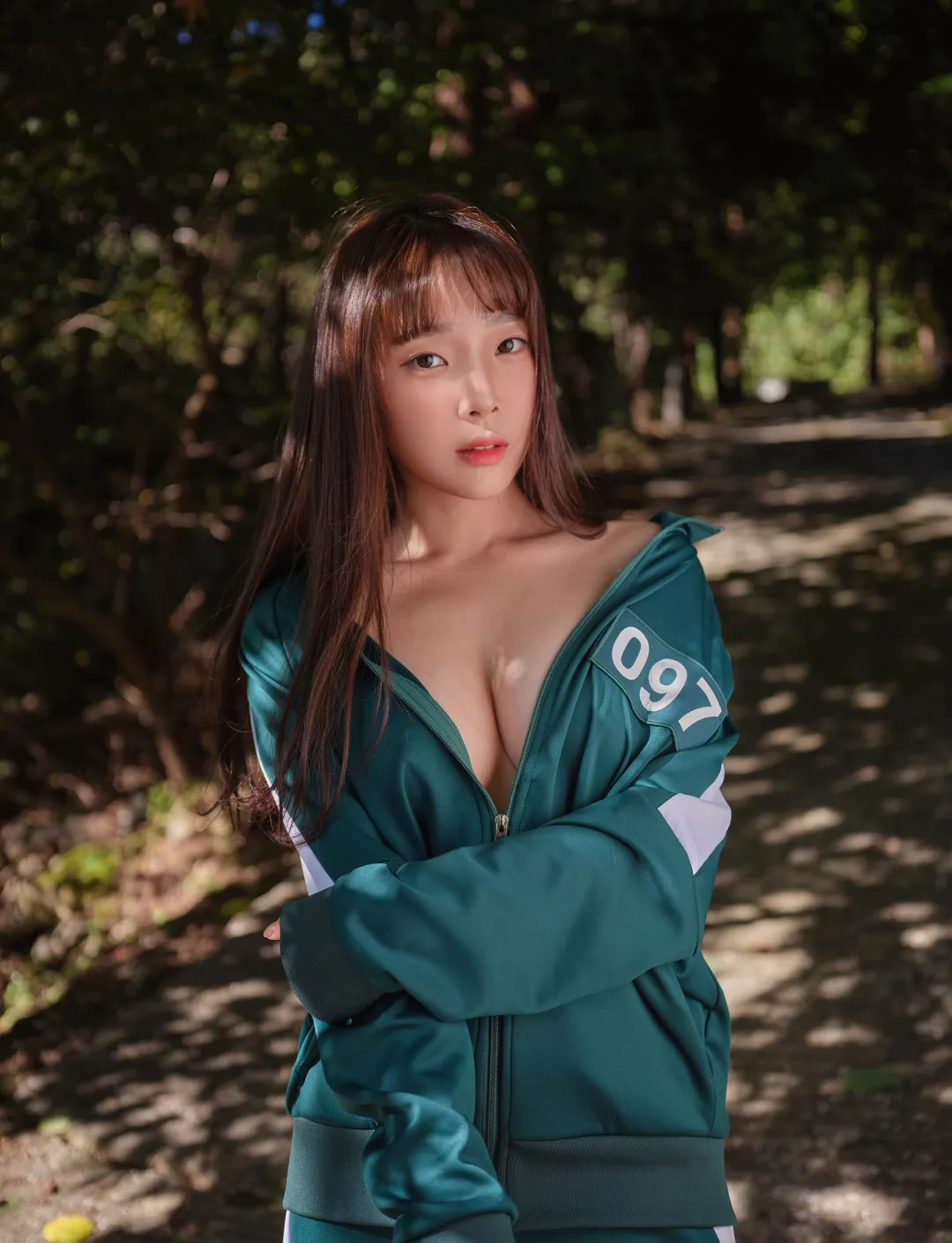 姜仁卿 Kang Inkyung 摄影系列与作品归档整理 姜仁卿户外照片，绿色服装与树林背景搭配