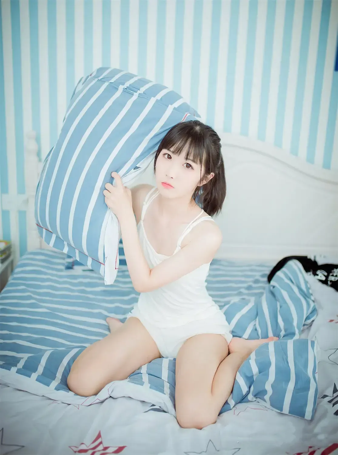 摄影系列与作品归档 蓝白背景坐姿写真