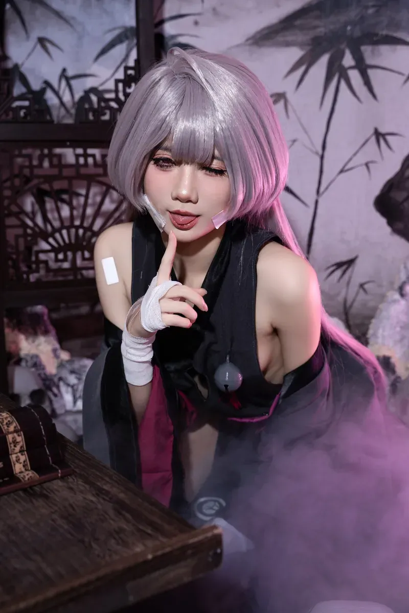摄影系列作品归档与视觉风格记录 银灰假发与深色服装搭配紫色灯光环境写真