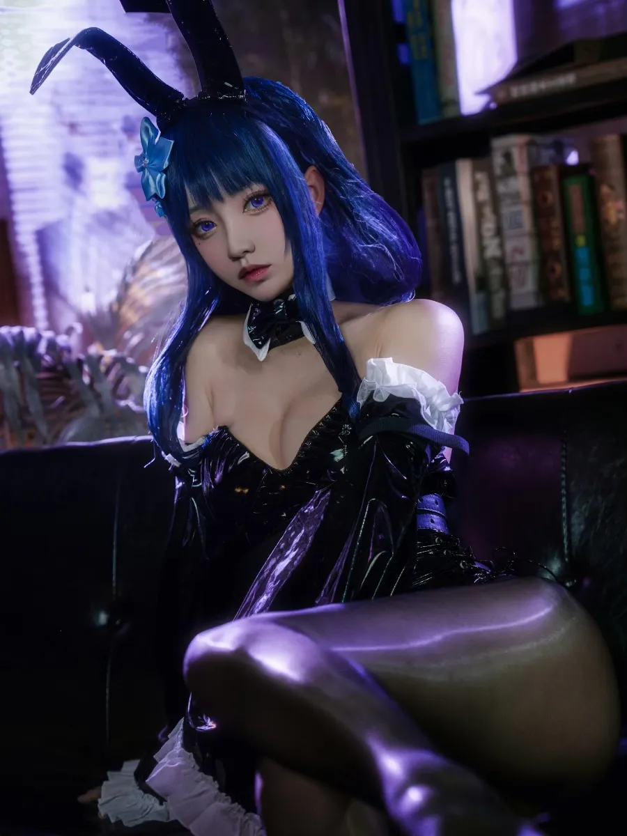 cosplay 摄影系列作品归档 蓝色假发黑色服装在暗色空间中的角色造型