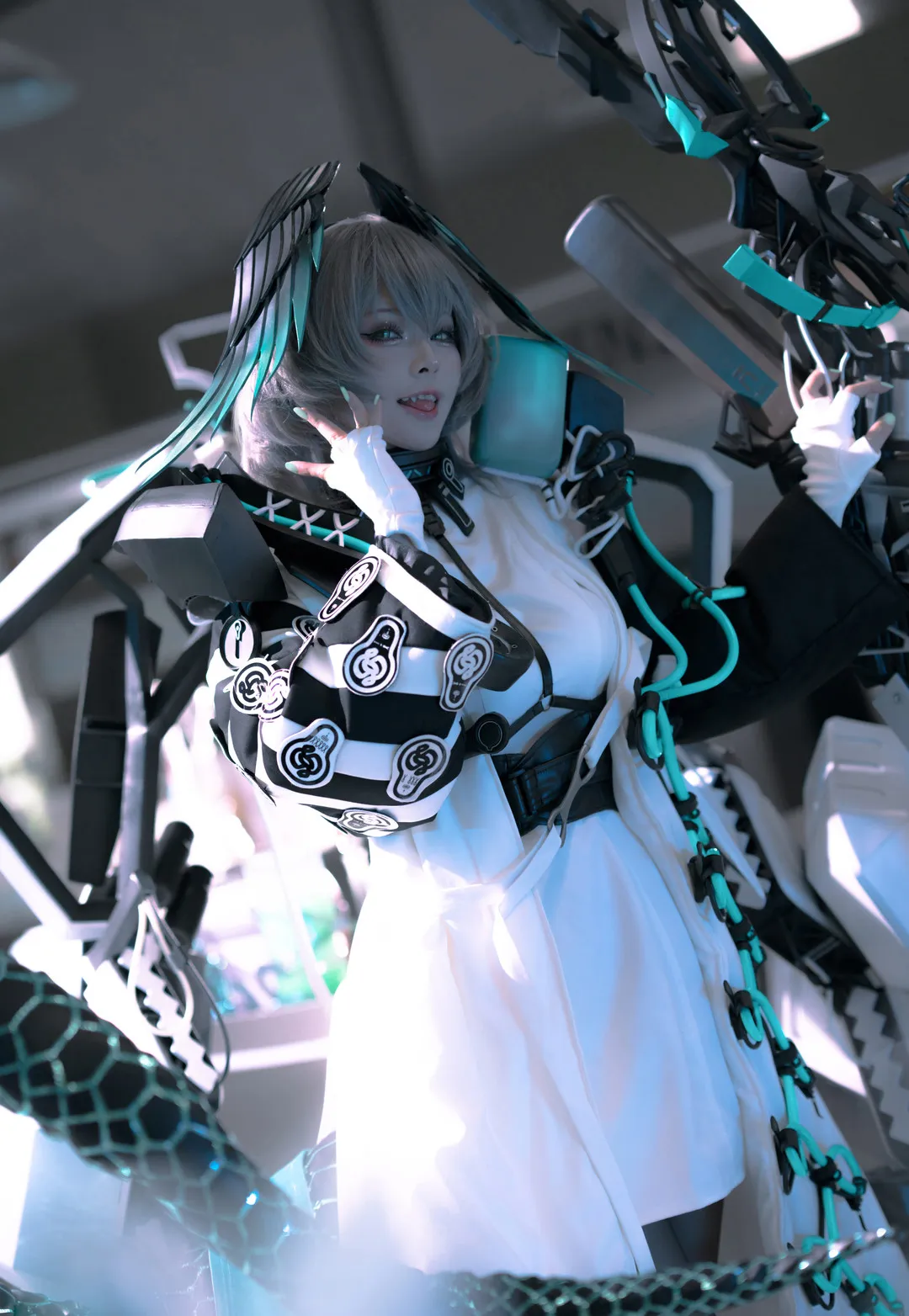 Coser 科幻风格COS造型，白黑服装与机械背景