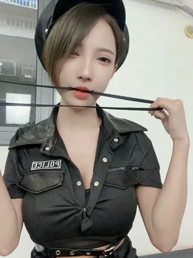 摄影线索阶段性整理 黑色制服风格服装的室内自拍照片