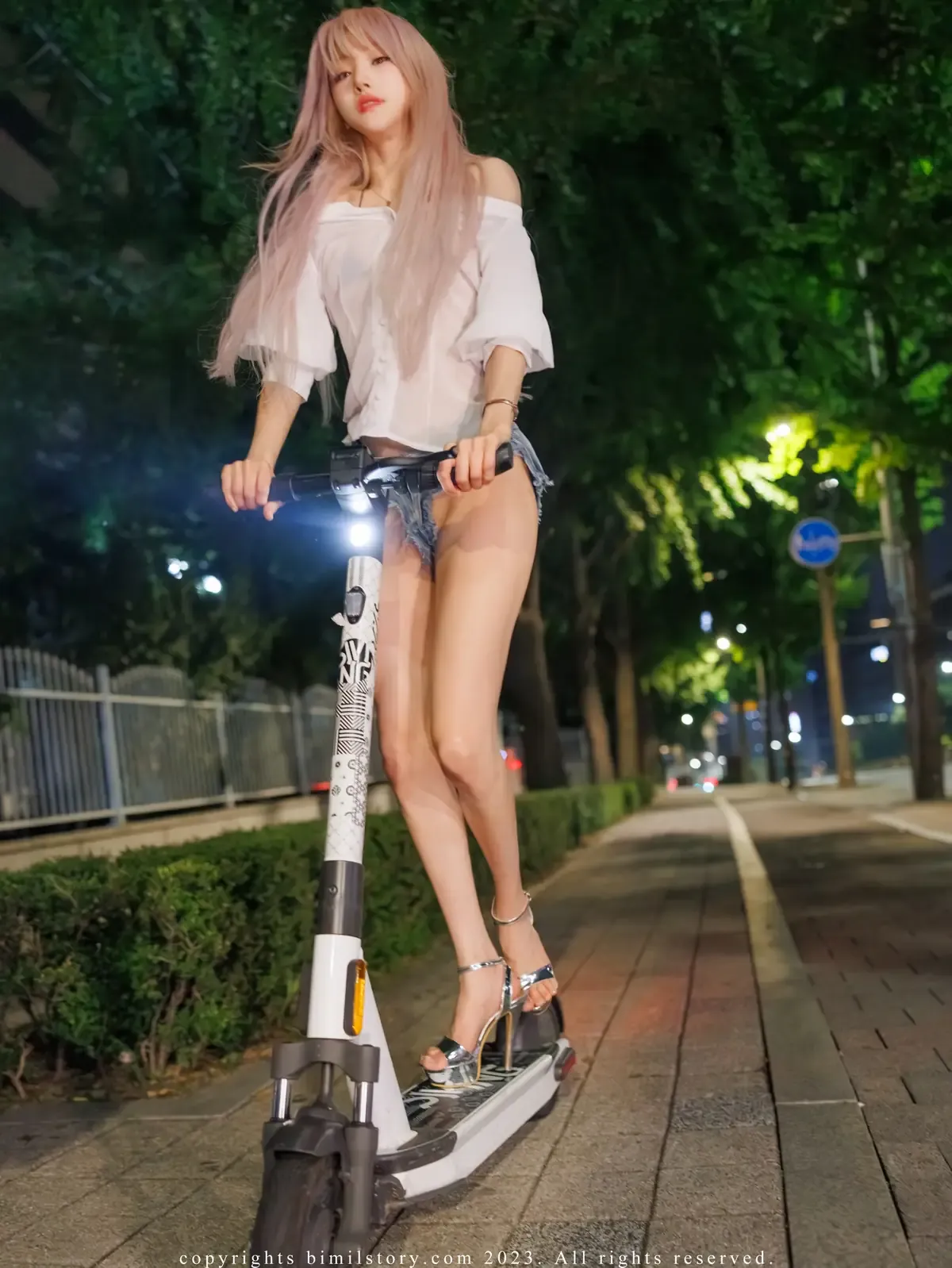 摄影系列线索与作品归档 长发造型街头照片，白色上衣与户外夜景背景