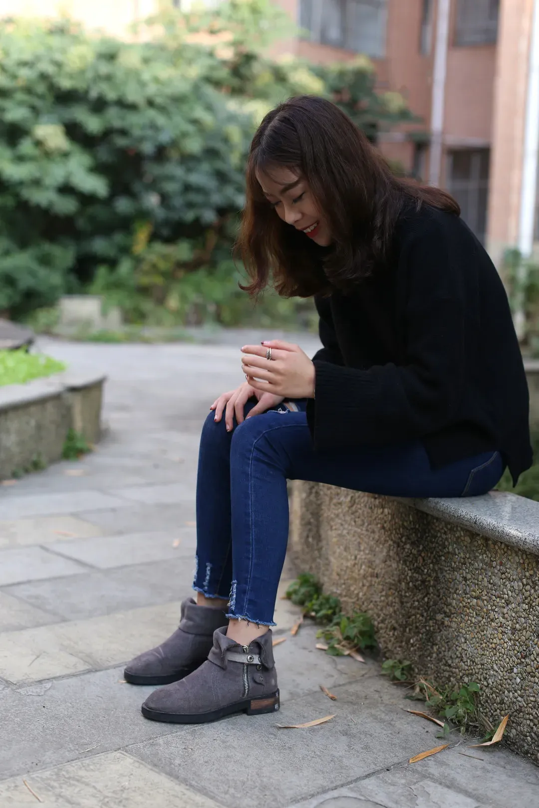摄影风格与作品线索归档 户外坐姿照片，深色上衣与牛仔裤造型