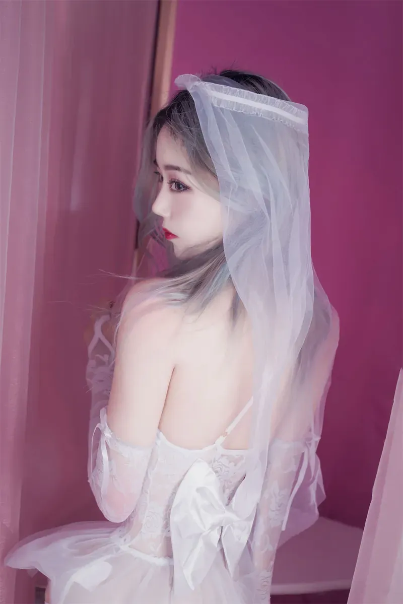 cosplay摄影系列归档 人物穿着白色礼服并佩戴白色头纱的室内照片