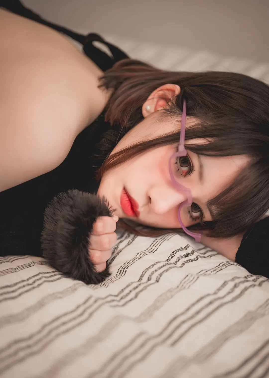 摄影系列线索与写真图集归档 侧卧姿态与近距离镜头照片
