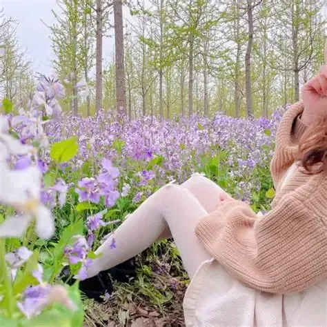 摄影系列线索归档 花卉背景中的长发与浅色服饰造型图片