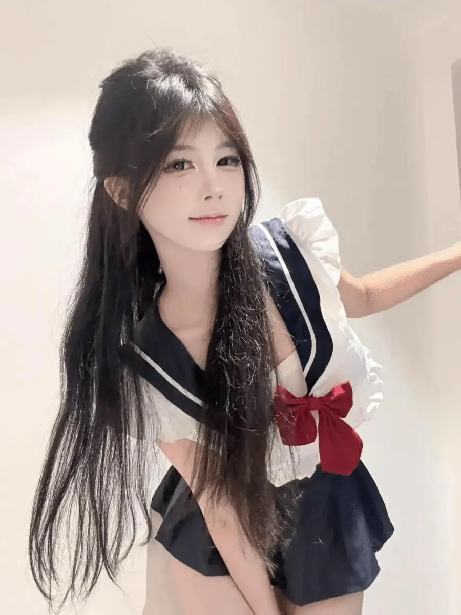 摄影系列线索整理与作品归档 长发制服风造型与红色装饰服装图片