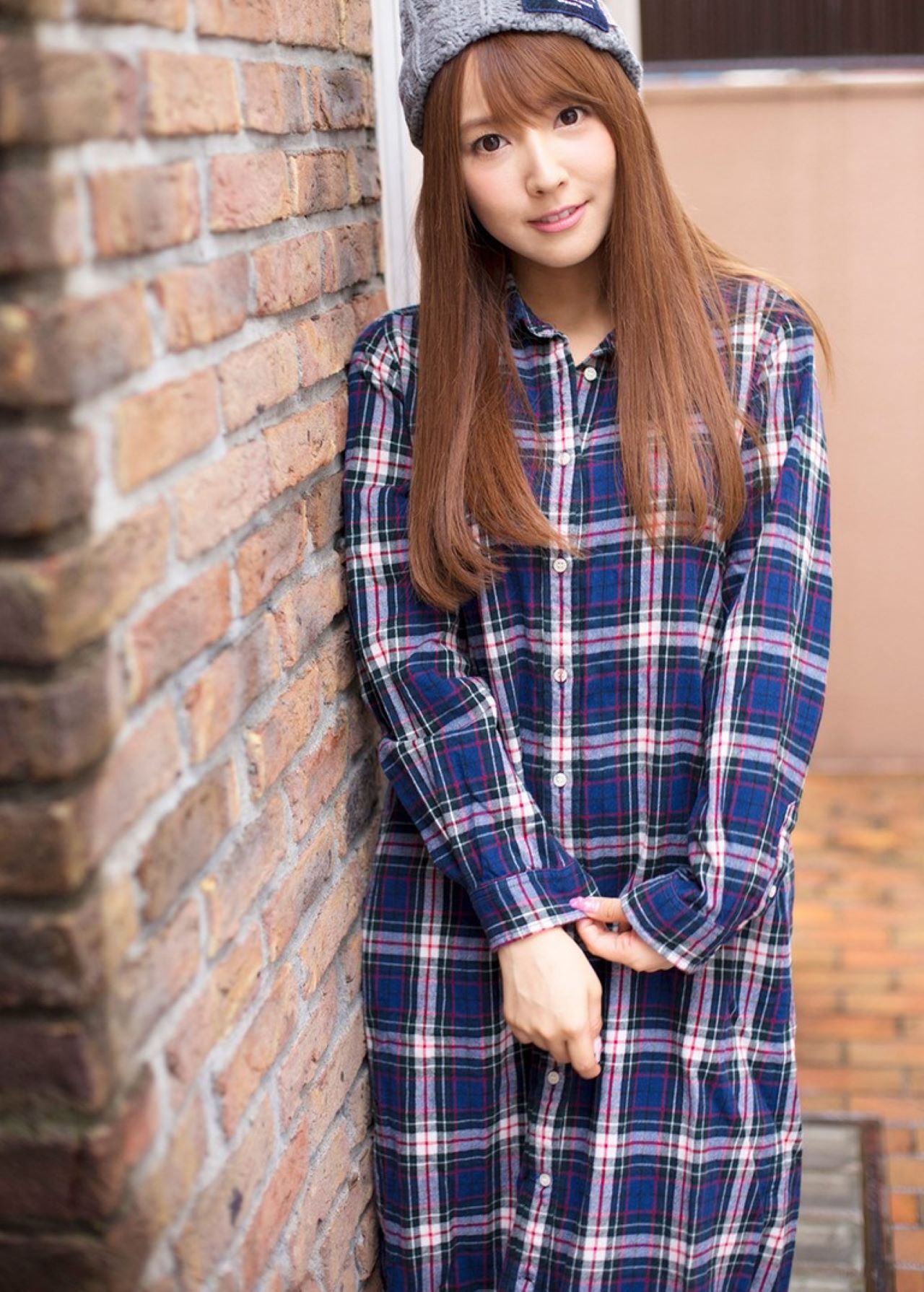 写真作品目录与摄影系列视觉归档 穿格纹服装站在砖墙旁的写真照片