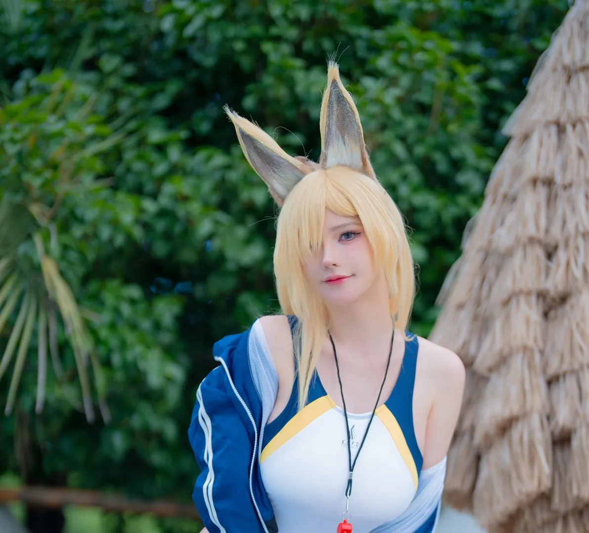 cosplay摄影系列与视觉风格归档 金色假发角色造型在户外环境中的照片