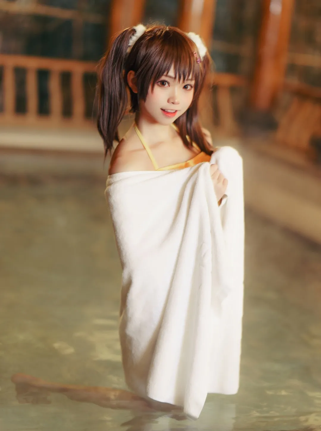 公开Cosplay摄影系列与武汉山百合作品归档 棕色双马尾角色在室内水景中披白色浴巾,背景为暖棕木质结构并采用柔和暖色光线