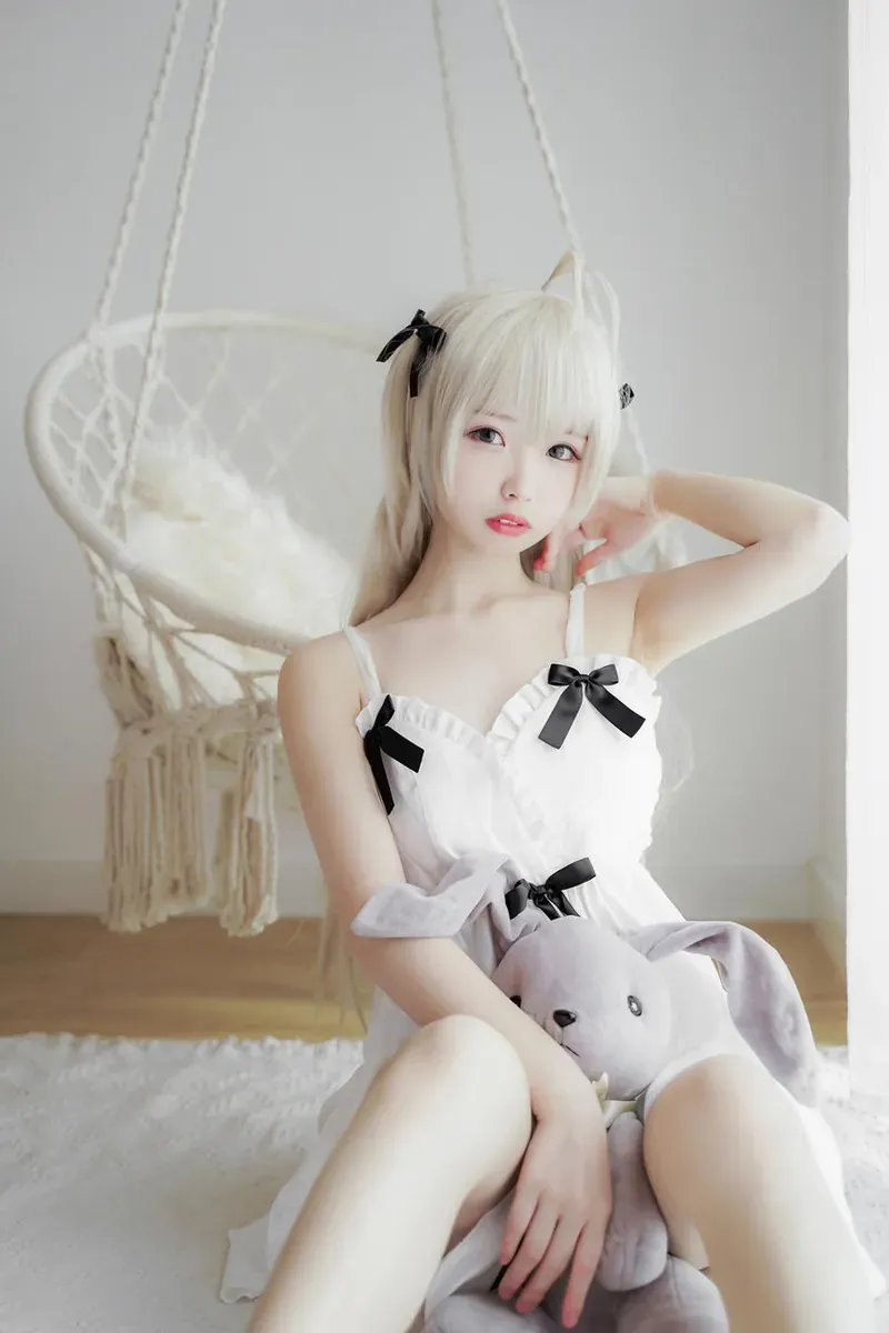 摄影系列视觉图集归档 白色服装搭配黑色装饰的室内造型照片