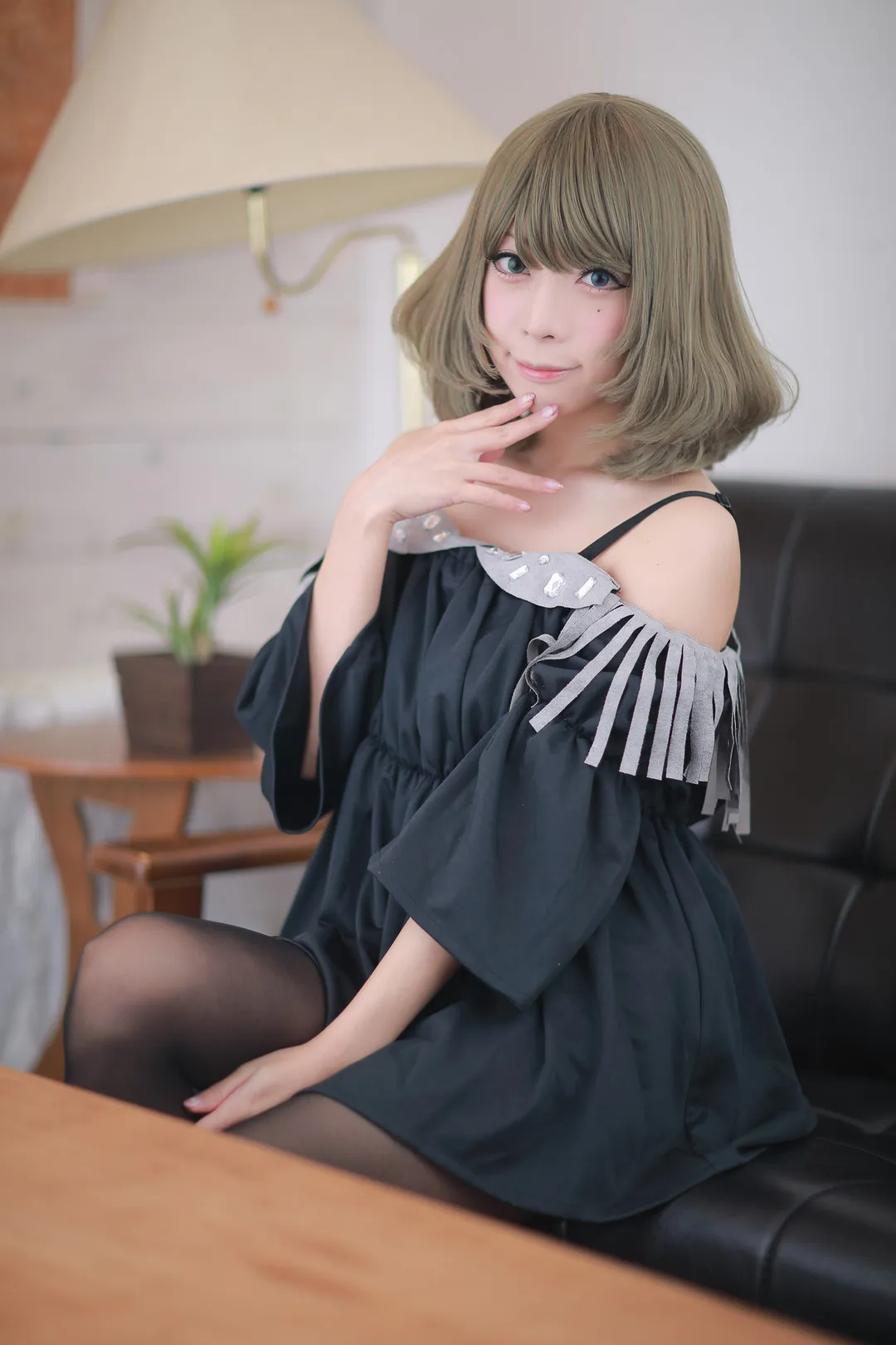 摄影系列视觉归档与作品范围整理 深色服装与室内背景结合的主题写真