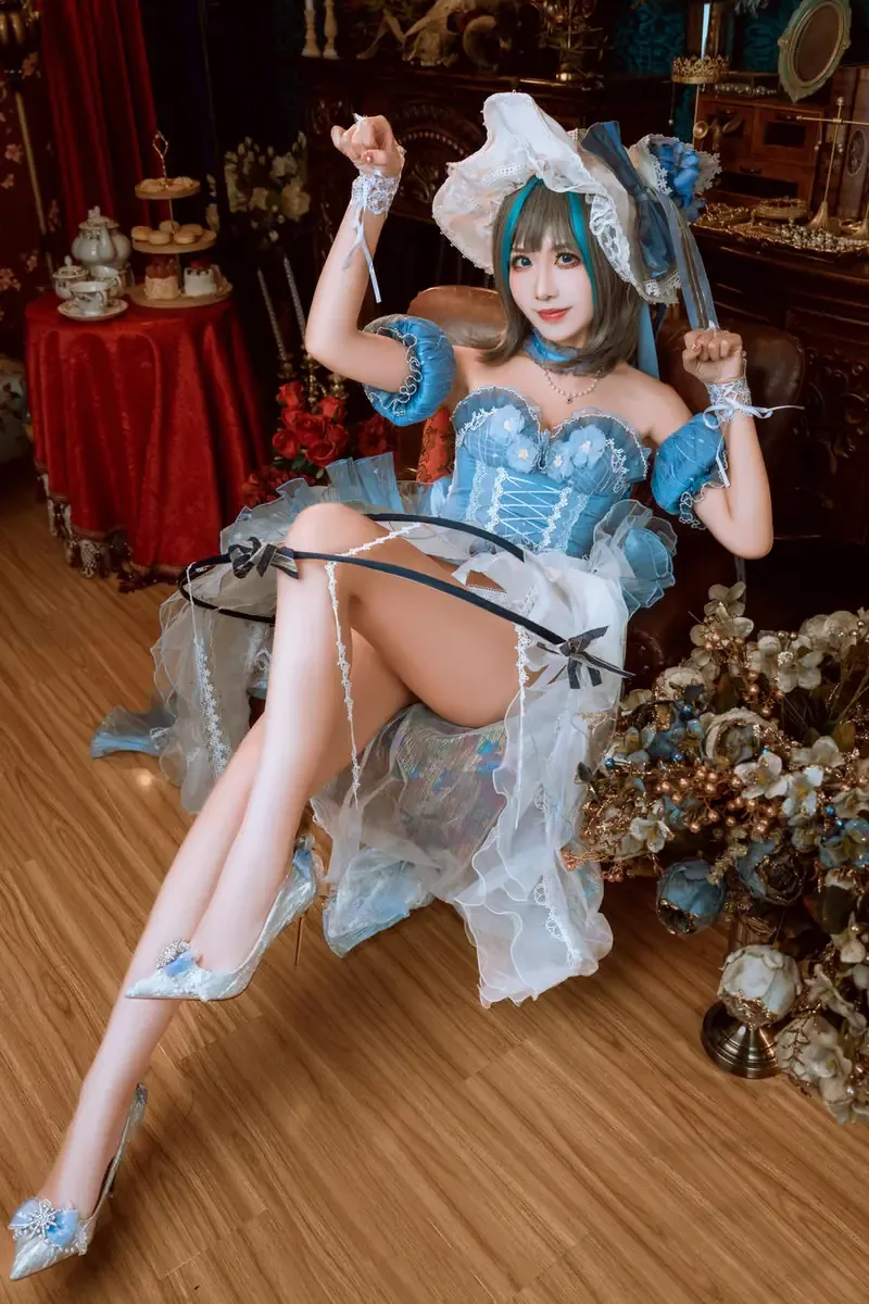 摄影系列作品归档 蓝色礼服与白色头饰造型照片