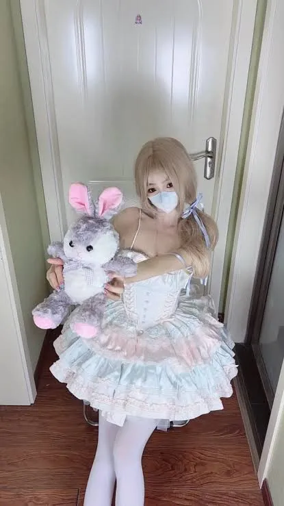 摄影系列线索与视觉作品归档 浅色角色服装与玩偶元素照片