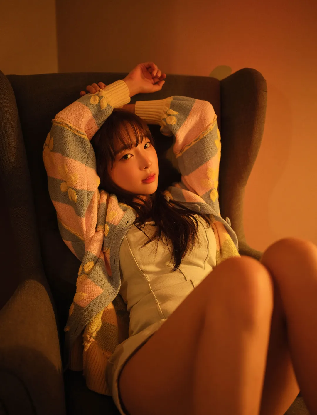 cosplay写真图集与视觉风格归档整理 室内暖光照片，针织服装与座椅背景构成画面