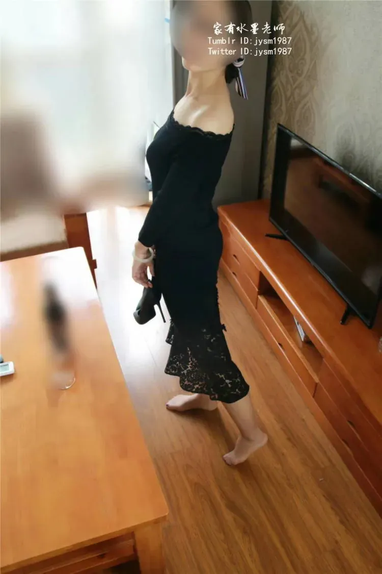 摄影作品与视觉主题归档 室内空间中的深色服装与日常摄影画面