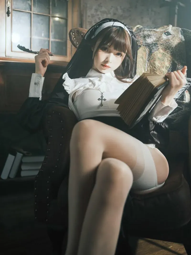 摄影系列作品归档 黑白服装暗色空间摄影图