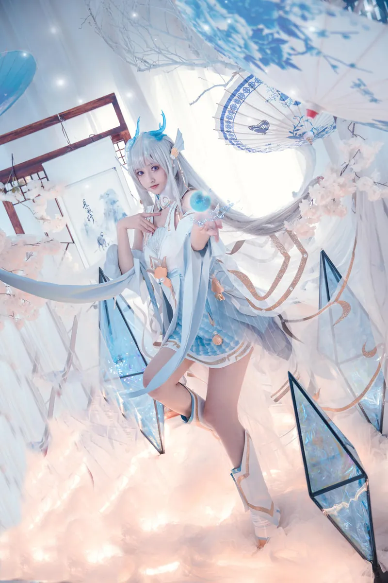 cosplay 摄影系列作品范围归档 浅色角色造型照片,包含蓝白服装和装饰背景